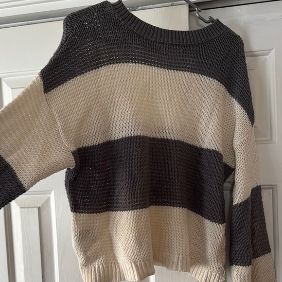 American Eagle Gray and Cream Sweater - Picture 4 of 6